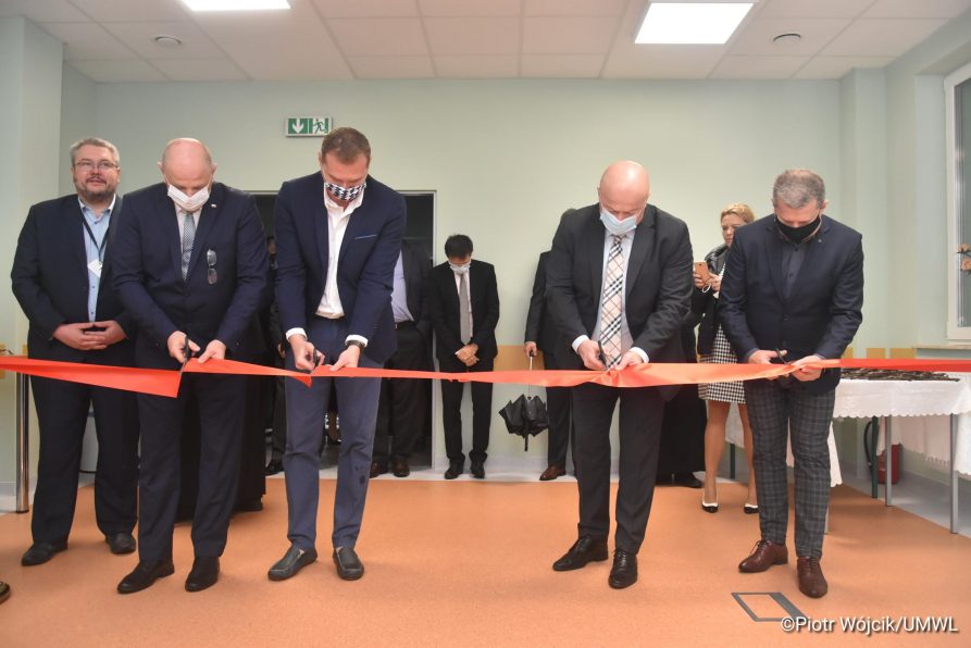Przecięcie wstęgi. Marszałek Jarosław Stawiarski drugi z prawej.