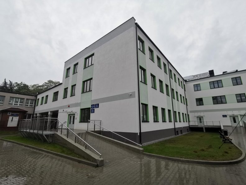 Widok na wyremontowany pawilon szpitala neuropsychiatrycznego. Budynek trzykondygnacyjny,