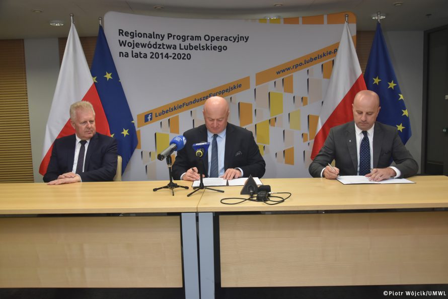 Podpisanie aneksu umowy. Przy stole siedzą, od lewej: Piotr Matej dyrektor szpitala przy Alejach Kraśnickich w Lublinie, Marszałek Województwa Lubelskiego Jarosław Stawiarski, Adam Chodziński dyrektor szpitala wojewódzkiego w Białej Podlaskiej