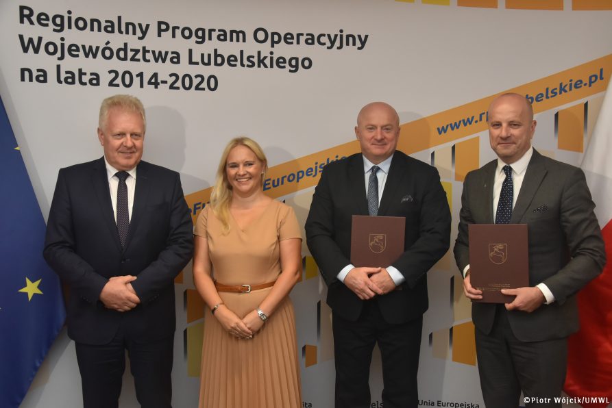 Podpisanie aneksu do umowy. Zdjęcie grupowe na tle ścianki promocyjnej Regionalnego Programu Operacyjnego Województwa Lubelskiego na lata 2014-2020. Od lewej: Piotr Matej dyrektor szpitala przy Alejach Kraśnickich w Lublinie, Anna Brzyska Dyrektor departamentu wdrażania europejskiego funduszu rozwoju regionalnego, Marszałek Województwa Lubelskiego Jarosław Stawiarski, Adam Chodziński dyrektor szpitala wojewódzkiego w Białej Podlaskiej.