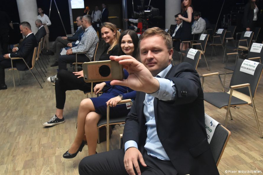 Uczestnicy wydarzenia DemoDay w trakcie robienia tzw "selfie".