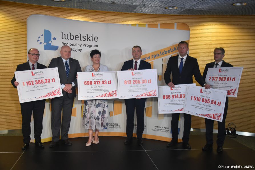 Na tla ścianki "Lubelskie Regionalny program operacyjny stoją od lewej: Wojciech Wilk burmistrz Kraśnika, Jarosław Stawiarski Marszałek Województwa Lubelskiego, Danuta Smaga Starosta Puławski, Robert Kościuk Burmistrz Krasnegostawu, Wiesław Pardyka burmistrz Nałęczowa, Dariusz Szustek Starosta Łukowski