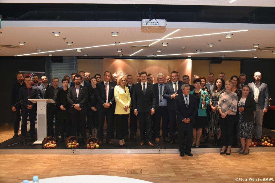 Zdjęcie grupowe wyróżnionych i laureatów konkursu wraz z kapitułą konkursową.