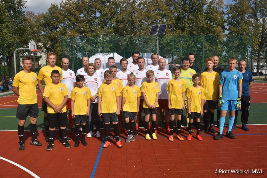 Mecz z okazji otwarcia boiska w Starym Bazanowie. W żółto-czarnych strojach zespół dzieci ze Starego Bazanowa, w biało-czerwonych strojach zespół urzędników urzędu marszałkowskiego z wicemarszałkiem Michałem Mulawą na czele