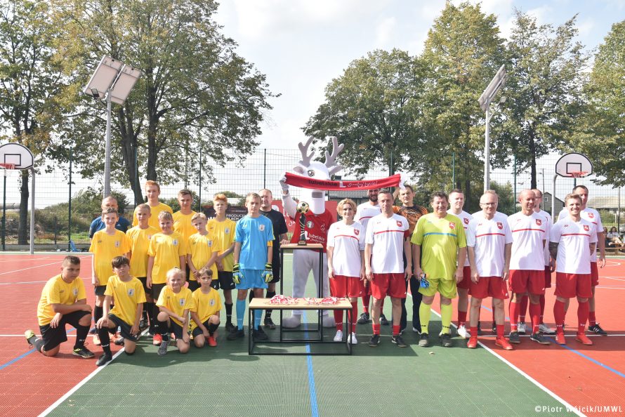 Mecz z okazji otwarcia boiska w Starym Bazanowie. W żółto-czarnych strojach zespół dzieci ze Starego Bazanowa, w biało-czerwonych strojach zespół urzędników urzędu marszałkowskiego z wicemarszałkiem Michałem Mulawą na czele