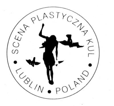 Okragłe logo na białym tle. napis Scena Plastyczna KUL Lublin Poland W środku czarna postać z uniesioną ręką i dwa spadające ptaki