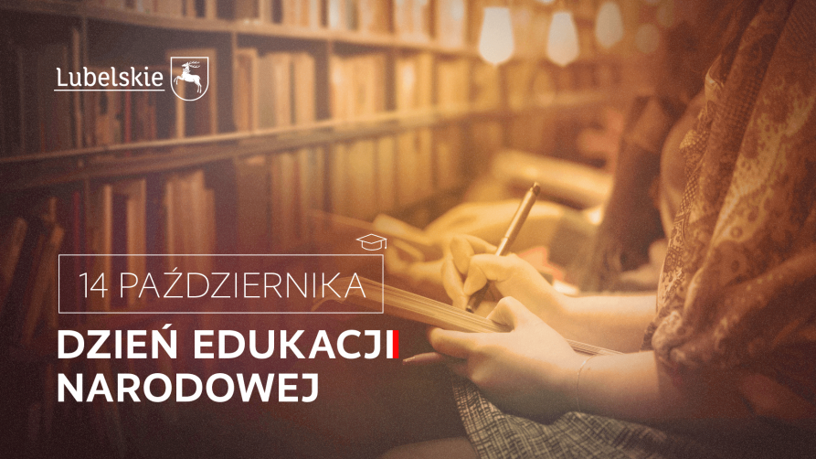 W górnym lewym rogu podkreślony napis lubelskie i kontur herbu województwa. W dolnym lewym rogu w ramce napis 14 października, poniżej napis Dzień Edukacji Narodowej. Litera I w słowie Edukacji stylizowana na flagę Polski w pozycji pionowej (biała cześć po lewej, czerwona po prawej). w tle ujęcie na postać trzymającą książkę i długopis, przy regale z książkami.