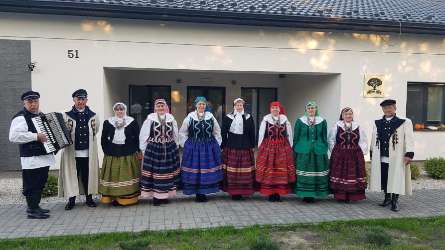 Zdjęcie przedstawia Koło Gospodyń wiejskich w strojach regionalnych
