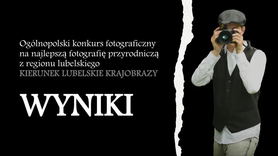 Na planszy napis: Ogólnopolski konkurs fotograficzny na najlepszą fotografie przyrodniczą z regionu lubelskiego "Kierunek lubelskie krajobrazy" WYNIKI, a obok zdjęcie człowieka z aparatem fotograficznym przy twarzy. Infografika w tonacji czarno-białej,