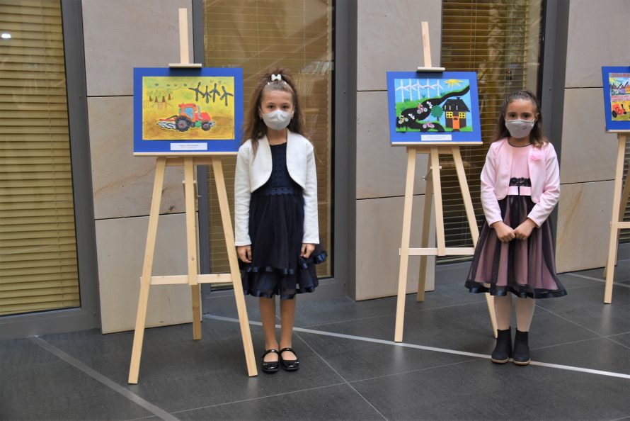 Dwie laureatki konkursu przy swoich pracach