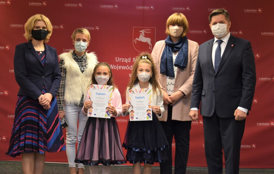 Grupowe zdjęcie laureatek konkursu z opiekunami i członkiem zarządu Zdzisławem Szwedem oraz dyrektor Ewą Szałachwiej