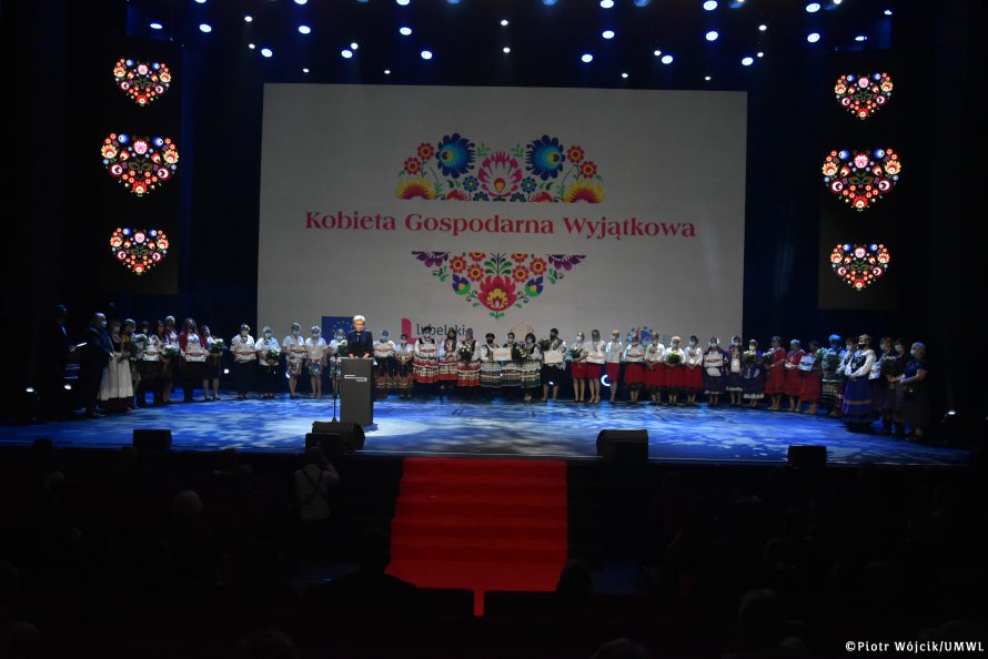 Widok ogólny na scenę sali operowej CSK. Stoją laureatki konkursu. Przy mównicy Pierwsza Dama RP.