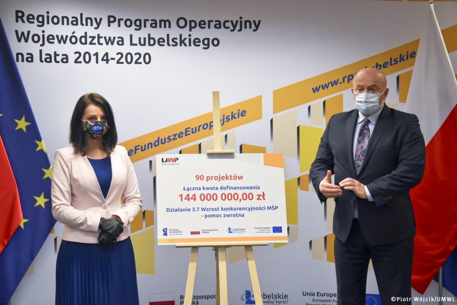 Od lewej dyrektor LAWP Małgorzata Filipek-Sobczak, na sztaludze symboliczny czek z wypisaną kwotą łącznego dofinansowania, marszałek Jarosław Stawiarski