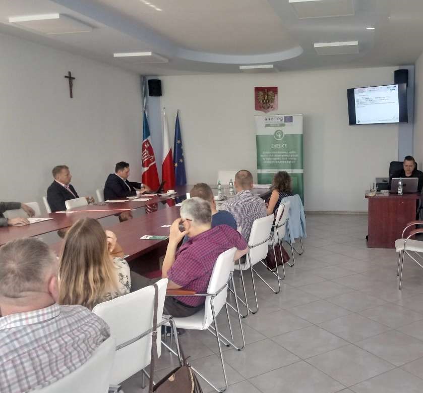 warsztaty ENESC-CE. Przy stole uczestnicy w trakcie pracy