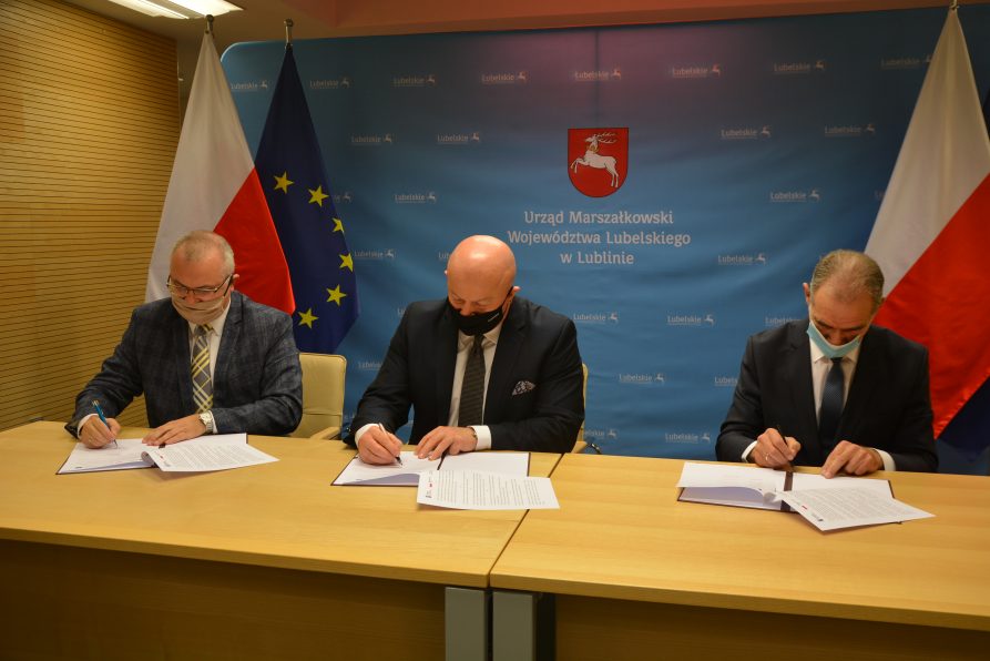 Burmistrz Bełżyc Ireneusz Łucka, marszałek Jarosław Stawiarski, starosta lubelski Zdzisław Antoń w trakcie podpisania umowy