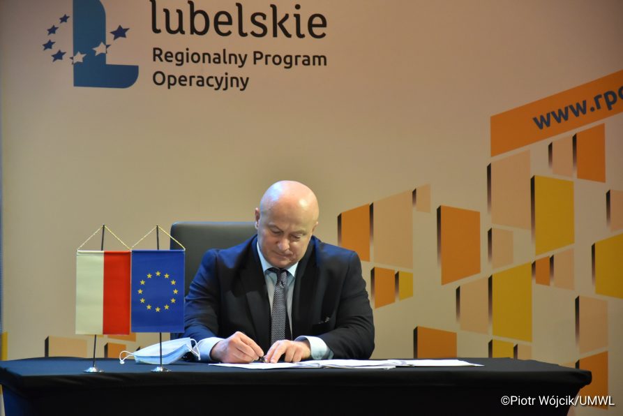 Marszałek Stawiarski podpisuje umowę na dofinansowanie
