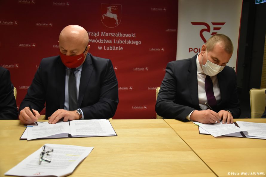 Akt podpisania umowy. Z prawej Marszałek Stawiarski, z lewej Prezes Zarządu PolRegio.