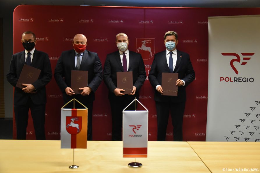 Wspólne zdjęcie sygnatariuszy umowy. Od lewej Adam Pawlik członek zarządu i dyrektor handlowy Polregio, Marszałek Jarosław Stawiarski, Prezes Zarządu Polregio Artur Martyniuk, Członek Zarządu Województwa Zdzisław Szwed