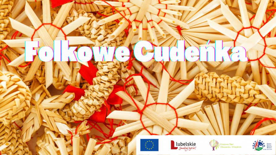Ozodby choinkowe wykonane ze słomy i sznurka. Biały napis Folkowe cudeńka. w dolnym prawym flaga Unii Europejskiej, loga województwa lubelskiego i programu Krajowej Sieci Obszarów Wiejskich i Programu Rozwoju Obszarów Wiejskich