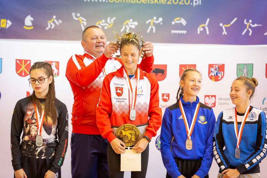 dekoracja złotej medalistki w zapasach kobiet podczas OOM