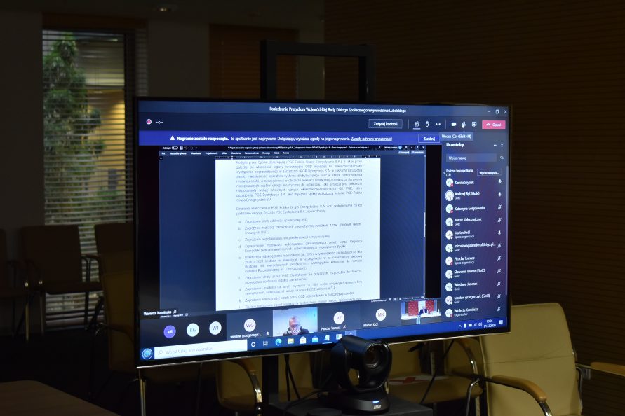 Zdalne posiedzenie prezydium Wojewódzkiej Rady Dialogu Społecznego. Widok na ekran wyświetlający dokument.