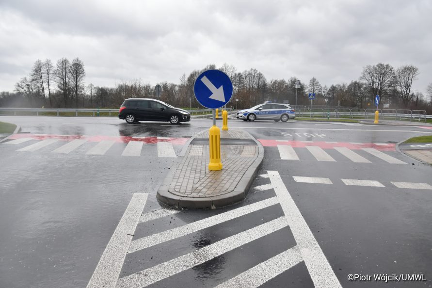 przejeżdżające samochody na nowym skrzyżowaniu dróg w ciągu obwodnicy Stężycy.
