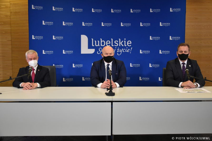 Od lewej: Starosta Kraśnicki Andrzej Rolla, Marszałek Województwa Lubelskiego Jarosław Stawiarski, Dyrektor Generalnej Dyrekcji Dróg Krajowych i Autostrad Oddział Lublin Mirosław Czech