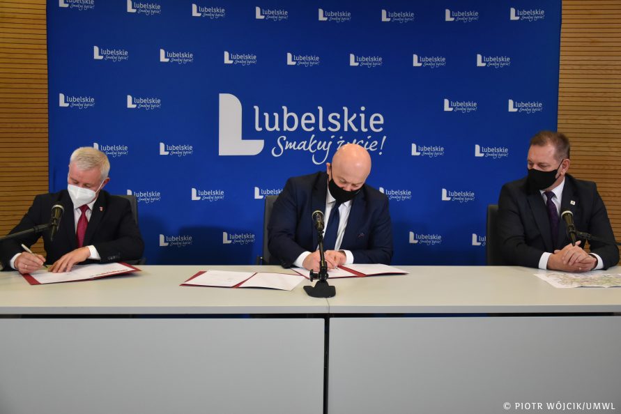 Od lewej: Starosta Kraśnicki Andrzej Rolla, Marszałek Województwa Lubelskiego Jarosław Stawiarski, Dyrektor Generalnej Dyrekcji Dróg Krajowych i Autostrad Oddział Lublin Mirosław Czech w trakcie podpisania porozumienia