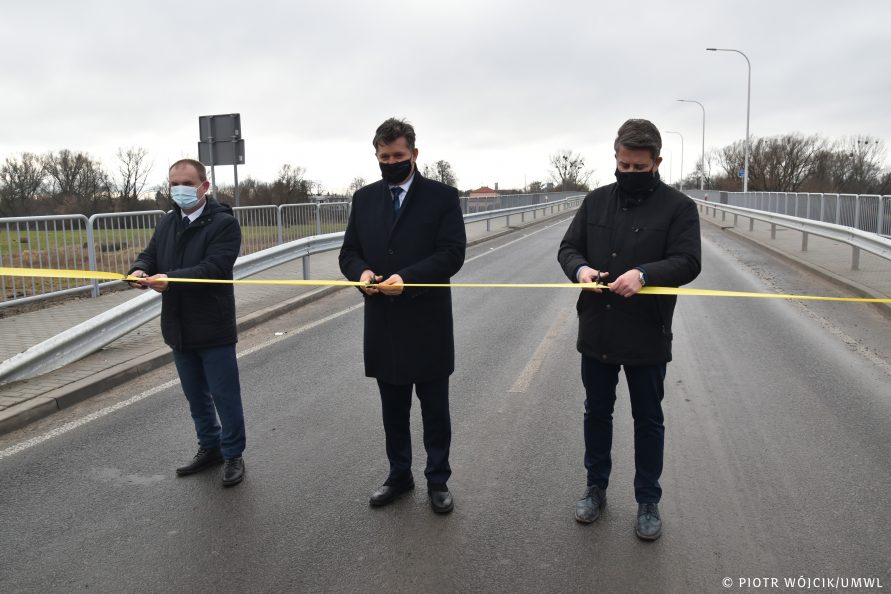 Przecięcie wstęgi podczas otwarcia mostu na rzece Wieprz w miejscowości trawniki. Od lewej Paweł Szumera dyrektor Zarządu Dróg Wojewódzkich, Członek Zarządu Zdzisław Szwed, prezes zarządu Intop Tarnobrzeg sp. z o.o. Grzegorz Bukała