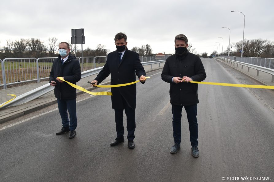 Przecięcie wstęgi podczas otwarcia mostu na rzece Wieprz w miejscowości trawniki. Od lewej Paweł Szumera dyrektor Zarządu Dróg Wojewódzkich, Członek Zarządu Zdzisław Szwed, prezes zarządu Intop Tarnobrzeg sp. z o.o. Grzegorz Bukała