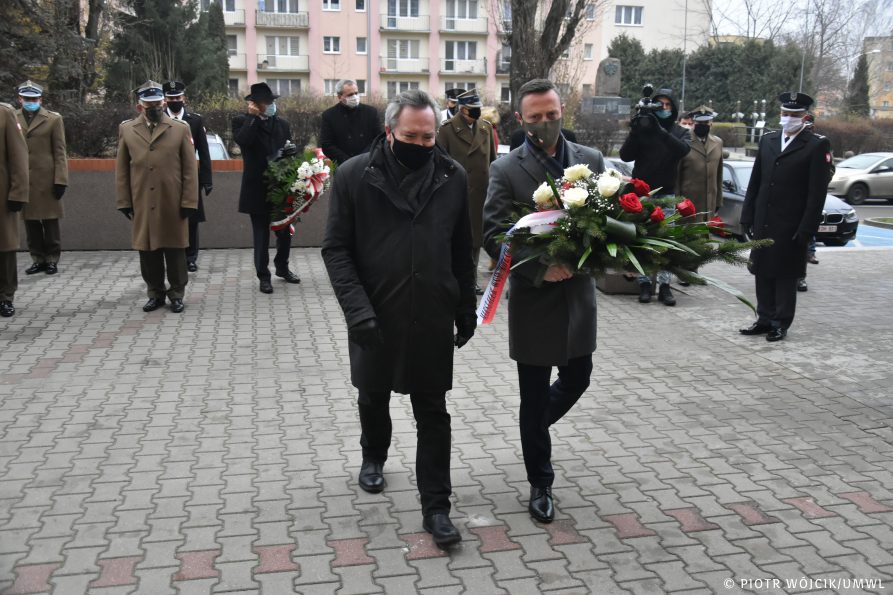 Marszałek Wojciechowski i Marszałek Mulawa (trzymający wiązankę) składają pamiątkowy wieniec