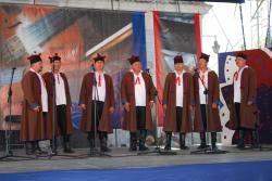 Dunajnicy w tradycyjnych strojach na scenie w Kazimierzu Dolnym. Foto. Krzysztof Anin Kuzko