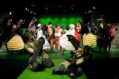 grupa aktorów w strojach zwierząt