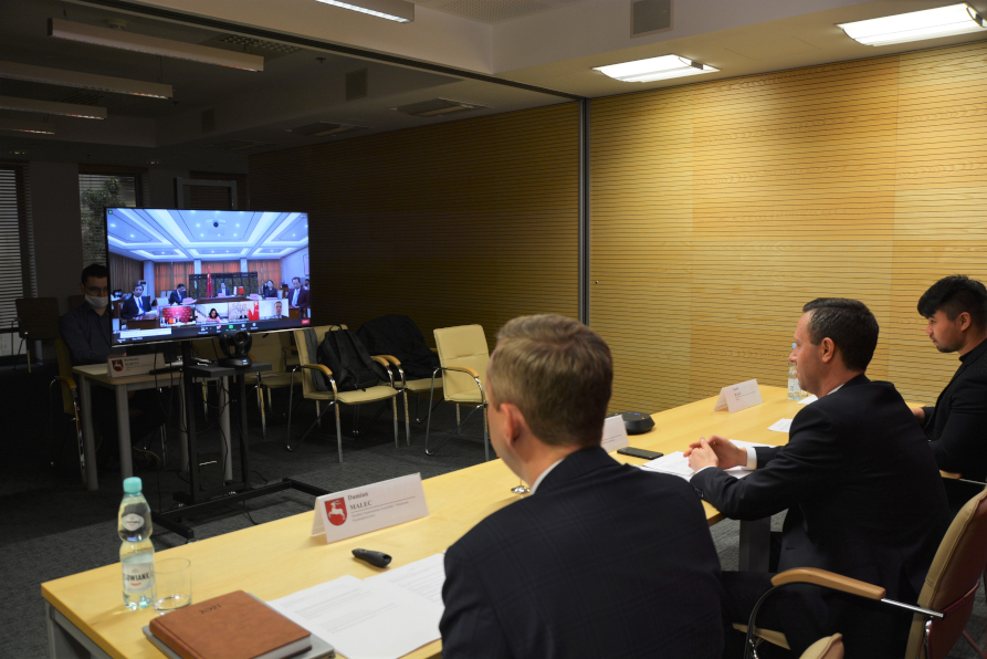 Uczestnicy seminarium podczas telekonferencji z partnerami z Chin.