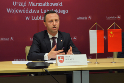 Mulawa prowadzi seminarium z partnerami z Chin.