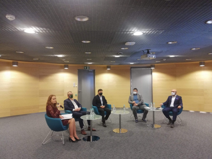 Uczestnicy forum siedzą w sali konferencyjnej