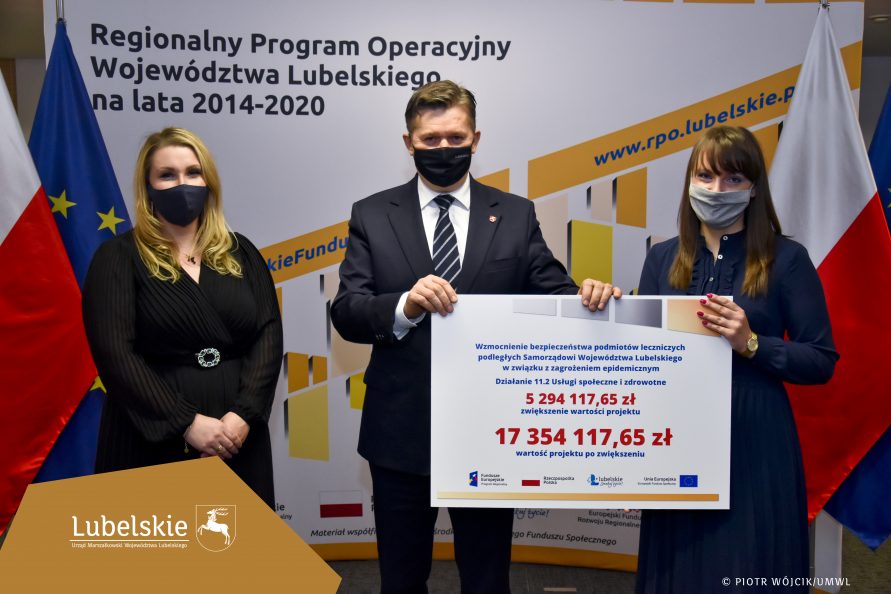 Na zdjęciu do lewej dyrektor Katzrzyna Tokarczuk, członek zarządu Zdzisław Szwed oraz dyrektor szpitala w Zamościu Kamila Ćwik (obydwoje trzymają symboliczny czek z wypisaną nazwą zadania i kwotą)