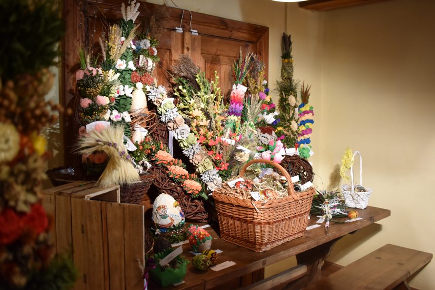 Na stole ustawione różna palmy i pisanki przesłane na konkurs