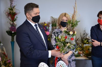 Członek Zarządu Zdzisław Szwed oraz Dyrektor Ewa Szałachwiej oglądają palmy konkursowe 