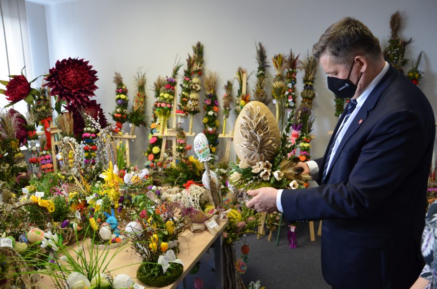 Członek Zarządu Zdzisław Szwed ogląda prace konkursowe