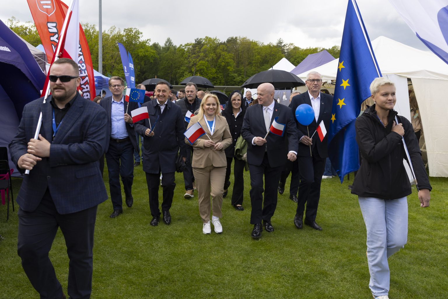 widok na jedno z pomieszczeń muzeum. Na ścianach w kolorze ciemno zielonympowieszone są obrazy różnych autorów. Korytarz wyłożony drewnianym parkietem. Perspektywiczne ułożenie, ściany schodzą się do środka kadru, na końcu korytarza na białej ścianie wisi obraz.
