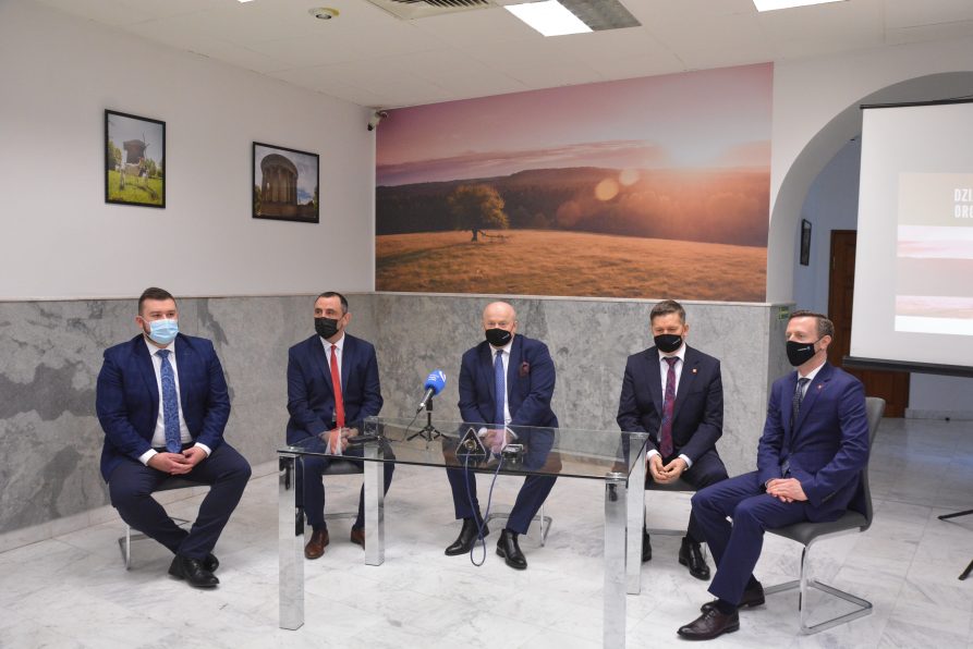 na zdjęciu 5 osób, siedzących na krzesłach. Od lewej Paweł Wójcik prezes LROT, Rafał Szlachta, prezes polskiej organizacji turystycznej, marszałek Jarosław Stawiarski, członek zarządu Zdzisław Szwed, wicemarszałek Michał Mulawa. w tle na ścianie dwa obrazy oraz duża fototapeta z pejzażem o zachodzie słońca.