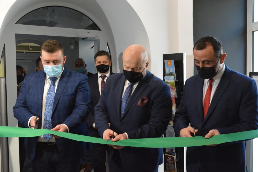 Przecięcie wstęgi, przy zielonej szarfie z nozyczkami w rękach stoją od lewej Paweł Wójcik prezes LROT, marszałek Jarosław Stawiarski, Rafał Szlachta, prezes polskiej organizacji turystycznej.