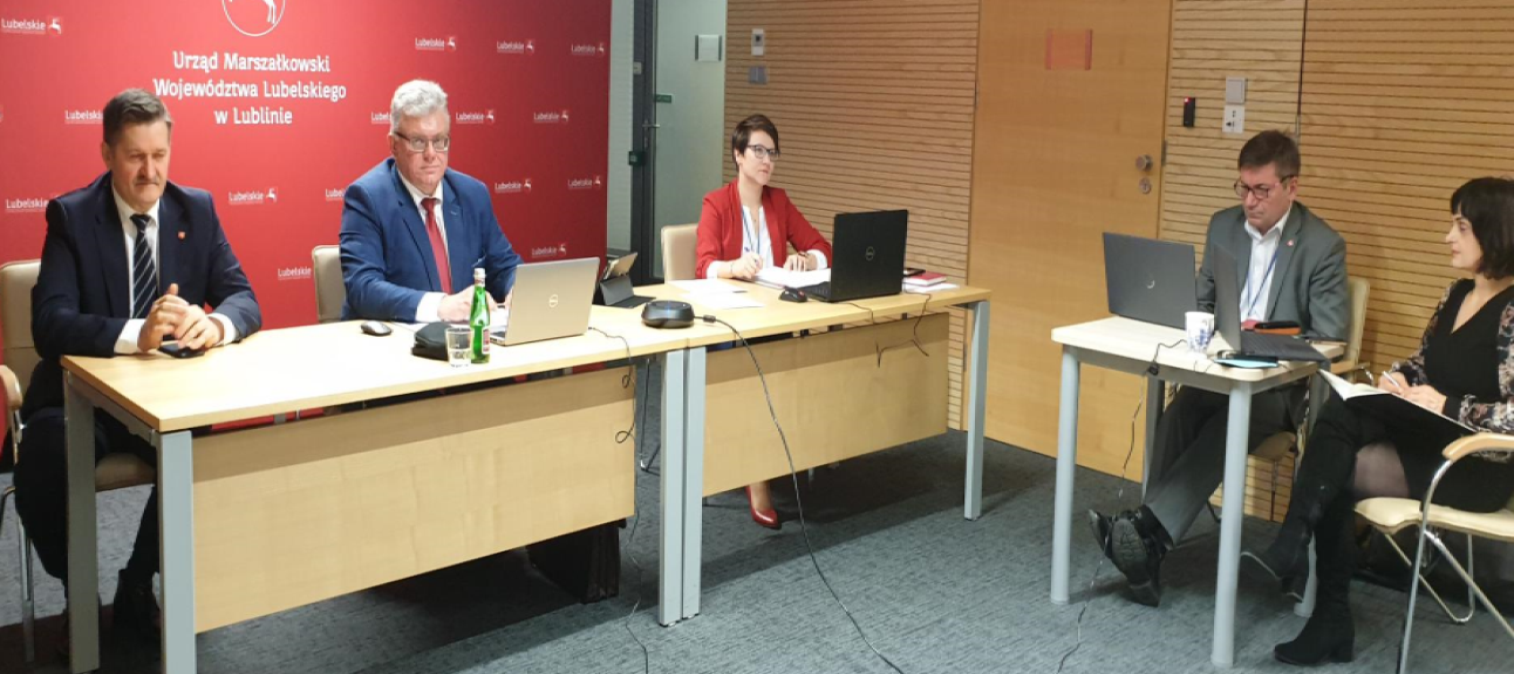 na zdjęciu pięć siedzących osób, trzech mężczyzn i dwie kobiety.