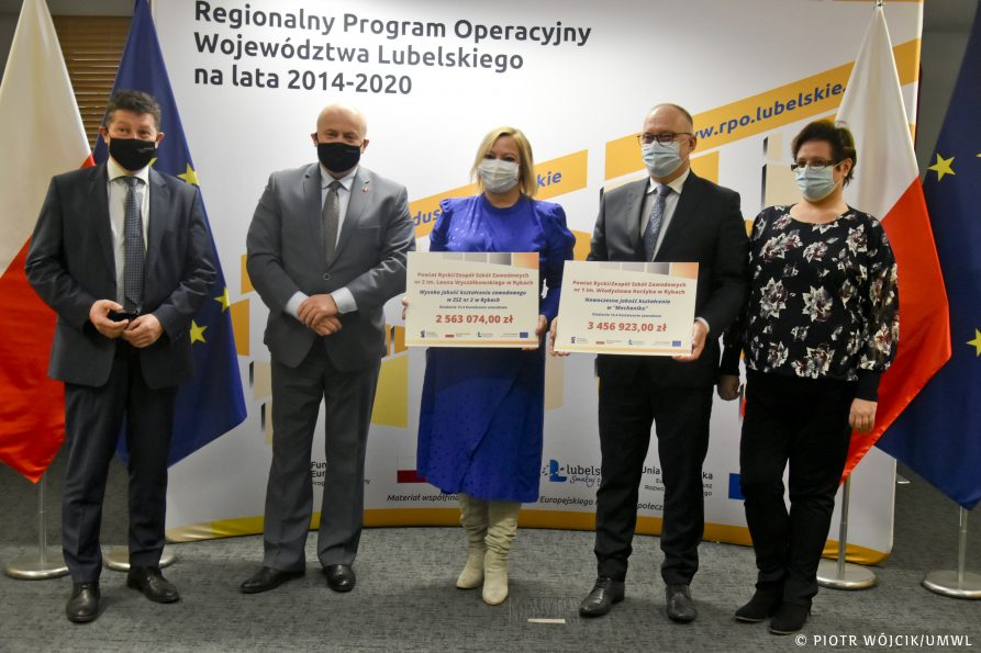Na tle ścianki Regionalnego Programu Operacyjnego Województwa Lubelskiego i flag Polski i Unii Europejskiej stoją od lewej: radny wojewódzki Leszek Kowalczyk, marszałek Jarosław Stawiarski, wicestarosta rycki Monika Kośmińska, starosta rycki Dariusz Szczygielski, skarbnik powiatu Aneta Działa