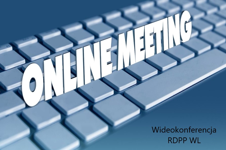 Obrazek o niebieskim tle z widocznymi klawiszami klawiatury komputera i napisem online meeting w srodkowej częsci zaś prawym dolnym roku napisem wideokonferencja RDPP WL