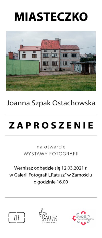 zdjęcie budynku z czerwonym dachem pod spodem nazwisko autorki i napis zaproszenie na wystawę fotografii na dole loga organziatorów