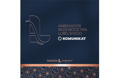 Na granatowym tle, z lewej logotpy: litera A wpisana w literę L. z prawej napis Ambasador Województwa Lubelskiego Komunikat. W dolnej części ozdobny ornament, nad nim logotyp lubelskie smakuj życie