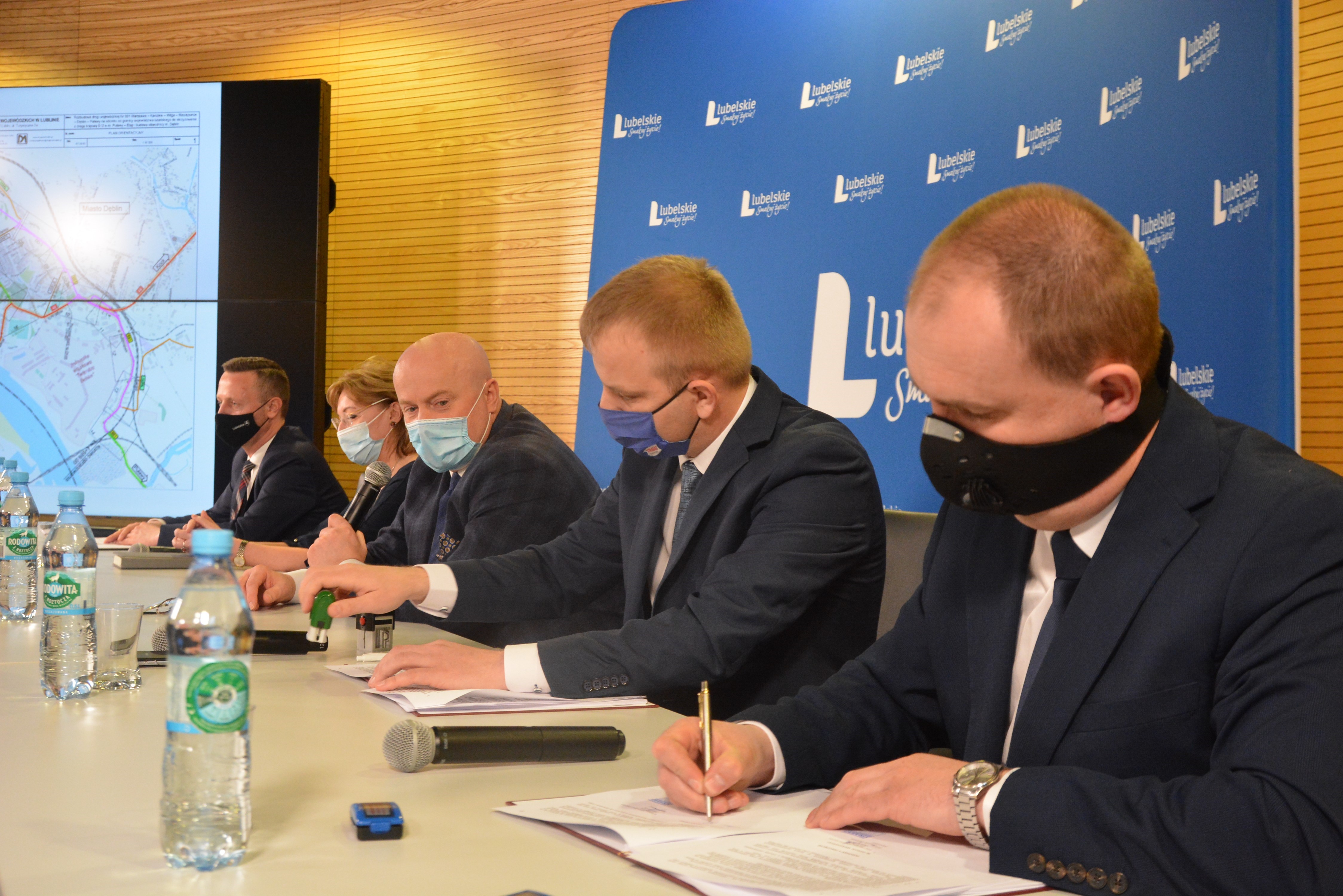 Na zdjęciu Paweł Szumera Dyrektor Zarządu Dróg Wojewódzkich oraz Marcin Zieliński dyrektor lubelskiego Oddziału Strabag podpisują umowę