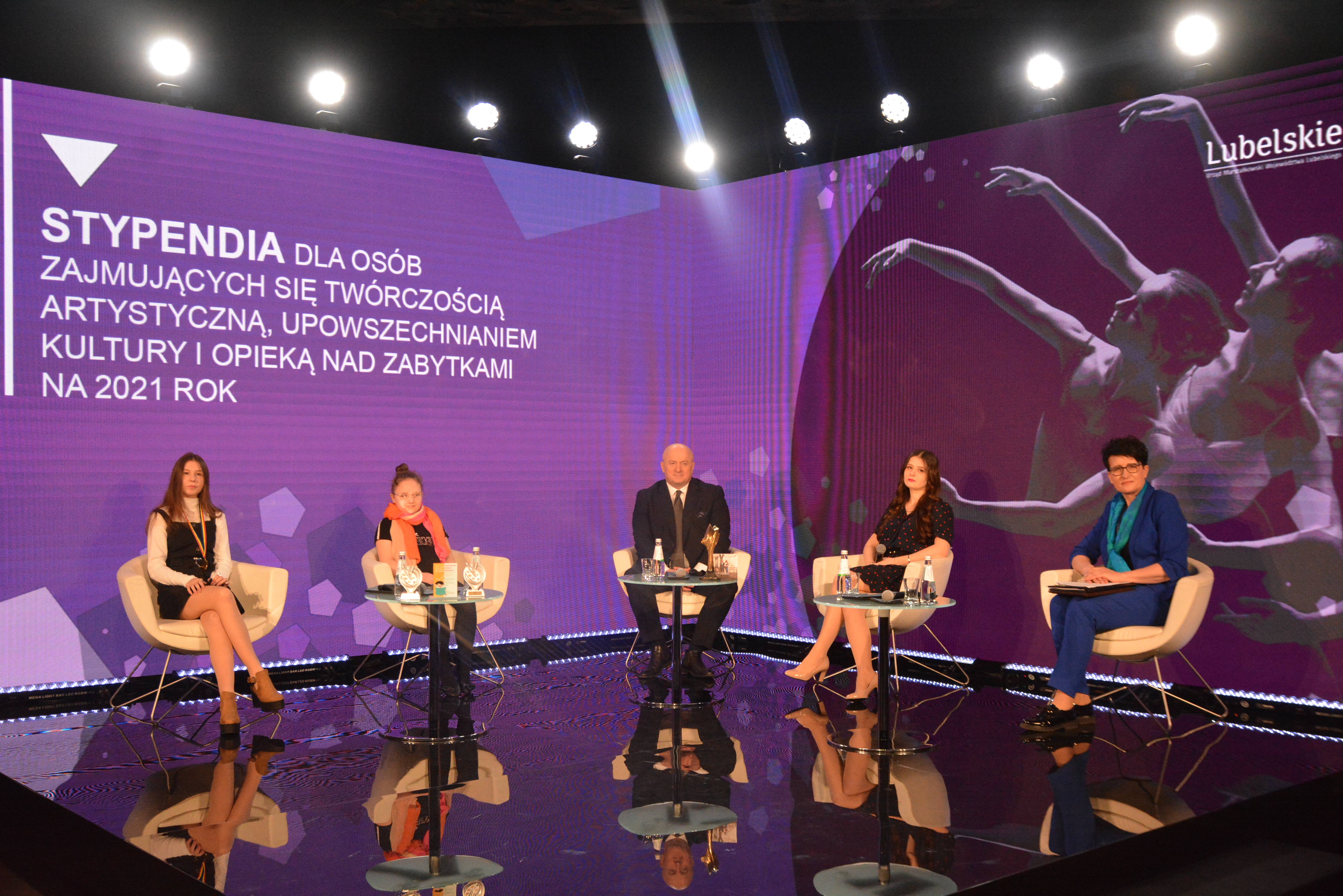 W wideokonferencji uczestniczyli: marszałek Jarosław Stawiarski, Dyrektor Departamentu Kultury, Edukacji i Dziedzictwa Narodowego Bożena Ćwiek oraz trzy stypendystki Zuzanna Budzyńska, Wiktoria Gil i Hanna Kudła.